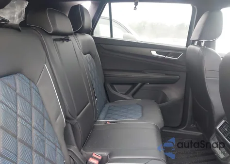 2024 Volkswagen Atlas Cross Sport 2.0T Sel Premium R-Line z USA, uszkodzony, nr VIN 1V2FE2CA4RC207657